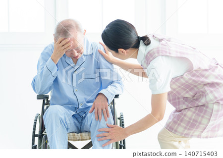 照顧生病病人的護理人員 140715403
