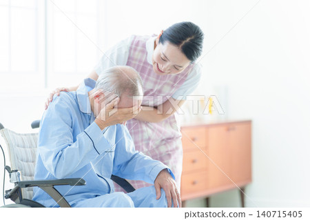 照顧生病病人的護理人員 140715405