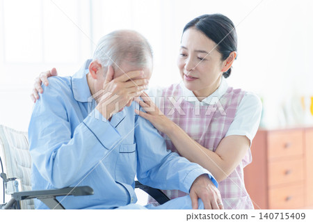 照顧生病病人的護理人員 照顧生病病人的護理人員 140715409