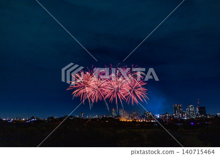 夜空中出現了壯觀的星爆景象。 夜空中出現了壯觀的星爆景象。 140715464