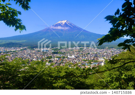 城市景觀與富士山/新倉山淺間公園(山梨縣富士吉田市) 城市景觀與富士山/新倉山淺間公園(山梨縣富士吉田市) 140715886