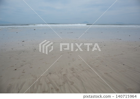 浪潮在沙灘上擊敗 浪潮在沙灘上擊敗 140715964