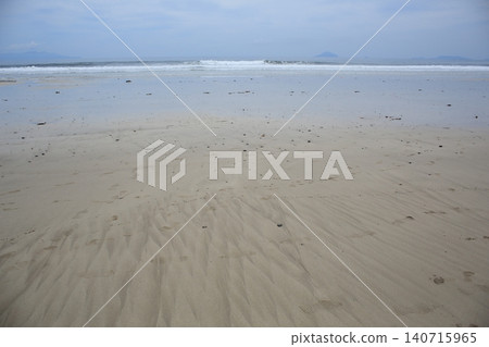 浪潮在沙灘上擊敗 浪潮在沙灘上擊敗 140715965