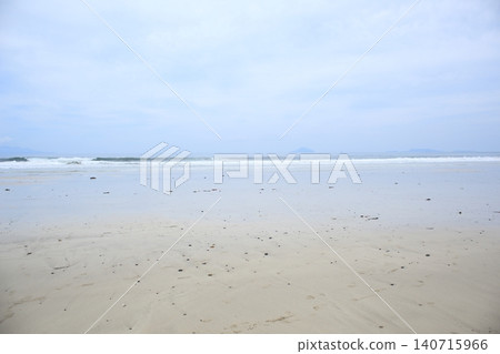 浪潮在沙灘上擊敗 浪潮在沙灘上擊敗 140715966