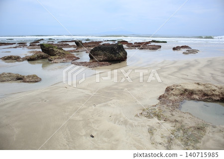 退潮時伊豆白濱海灘的景色。 退潮時伊豆白濱海灘的景色。 140715985