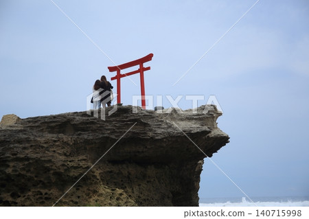 Tourists gazing at the torii gate Tourists gazing at the torii gate 140715998