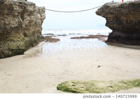 浪潮在沙灘上擊敗 140715999