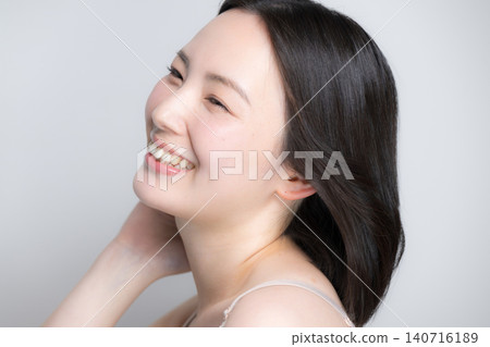 一位微笑的美麗女子，秀髮隨風飄揚；一幅引人注目的美麗肖像，展現了她無瑕的肌膚和光澤亮麗的秀發；一個微笑的側臉。 140716189