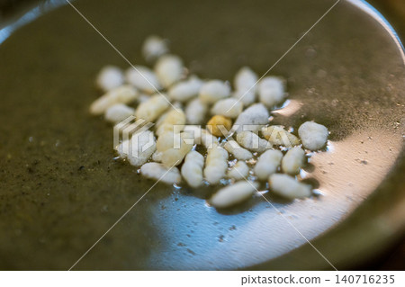 苗栗客家擂茶綠色陶瓷碗木匙木桌傳統客家茶飲文化用具特寫 苗栗客家擂茶綠色陶瓷碗木匙木桌傳統客家茶飲文化用具特寫 140716235