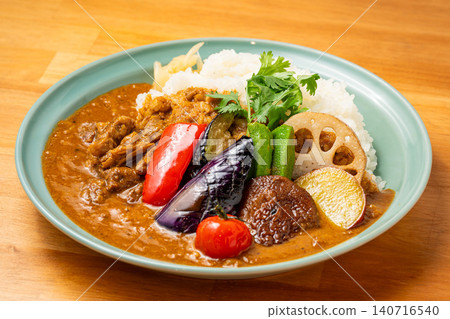 一道特色香料咖哩飯,配上色彩繽紛的油炸蔬菜。 一道特色香料咖哩飯,配上色彩繽紛的油炸蔬菜。 140716540