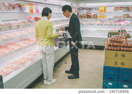 夫婦 情侶 超級市場 140716906