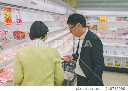 夫婦 情侶 超級市場 140716908