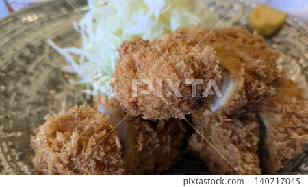 一張特寫鏡頭,展現了一塊外皮酥脆、肉質鮮嫩多汁的豬裡肌排。 一張特寫鏡頭,展現了一塊外皮酥脆、肉質鮮嫩多汁的豬裡肌排。 140717045