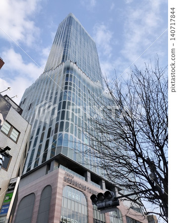 以摩天大樓為特色的城市建築構圖:適用於商業、企業形象和城市基礎設施設計。 以摩天大樓為特色的城市建築構圖:適用於商業、企業形象和城市基礎設施設計。 140717844