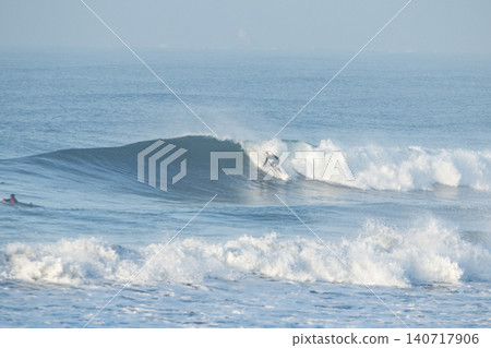 湘南久沼海灘:由於低氣壓系統的影響,海浪變大,人們在海裡衝浪。 湘南久沼海灘:由於低氣壓系統的影響,海浪變大,人們在海裡衝浪。 140717906