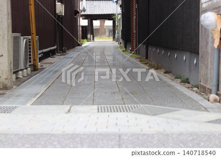 岡山縣八重宿的古老街景以及通往寺廟的後巷景色。 岡山縣八重宿的古老街景以及通往寺廟的後巷景色。 140718540