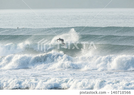湘南久沼海灘:在低氣壓系統帶來的湧浪中衝浪。 湘南久沼海灘:在低氣壓系統帶來的湧浪中衝浪。 140718566