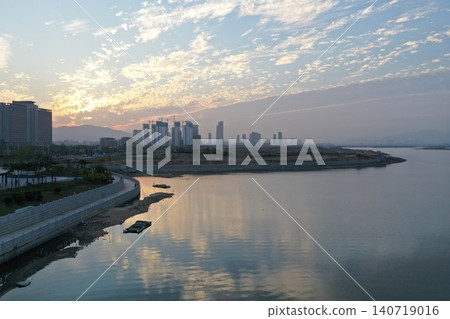 從高處俯瞰廈門河岸填海造陸區,可欣賞日落美景。 從高處俯瞰廈門河岸填海造陸區,可欣賞日落美景。 140719016