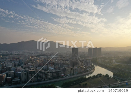 從高處俯瞰廈門江畔城市天際線，欣賞日落美景 140719019