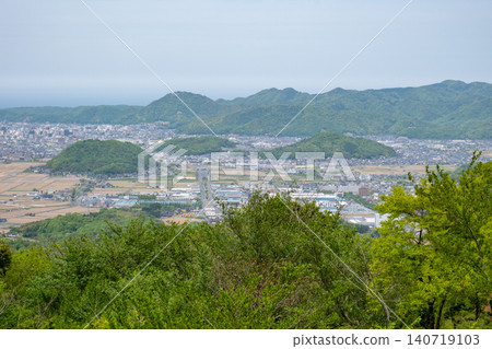從鳥取縣鳥取市空山嶽山頂眺望王子岳和表影岳。 140719103