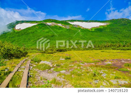 晴朗的夏日:一條木棧道筆直地穿過北阿爾卑斯山天狗原的高海拔濕地,在藍天下營造出一片無人居住的景象。 晴朗的夏日:一條木棧道筆直地穿過北阿爾卑斯山天狗原的高海拔濕地,在藍天下營造出一片無人居住的景象。 140719120