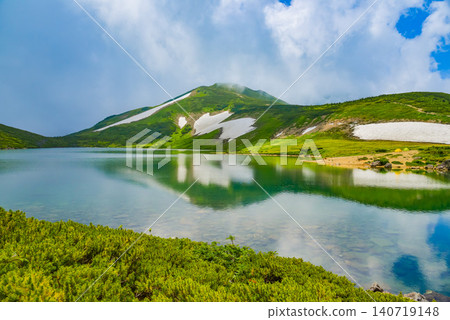 北阿爾卑斯山的夏天:白馬禦池湖的神秘景色從升騰的雲層中浮現。 北阿爾卑斯山的夏天:白馬禦池湖的神秘景色從升騰的雲層中浮現。 140719148