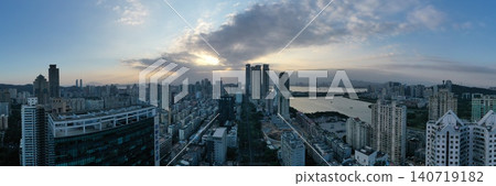 中國福建省某城市黎明時分的鳥瞰全景,旭日東升,景色壯麗。 中國福建省某城市黎明時分的鳥瞰全景,旭日東升,景色壯麗。 140719182