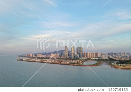 中國廈門黃昏時分的城市天際線鳥瞰圖。 140719183