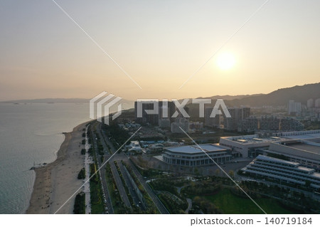 從空中俯瞰廈門海灘和會展中心的日落景色。 從空中俯瞰廈門海灘和會展中心的日落景色。 140719184
