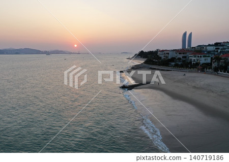 從空中俯瞰海灘和廈門雙子星大樓的日落美景。 140719186