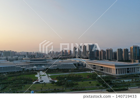 廈門會展中心及城市天際線日落時的空拍照片。 廈門會展中心及城市天際線日落時的空拍照片。 140719433