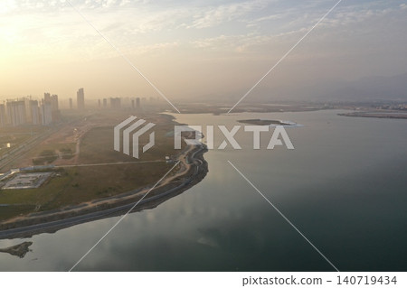 日落時分，廈門海岸填海工程的空拍照片。 140719434