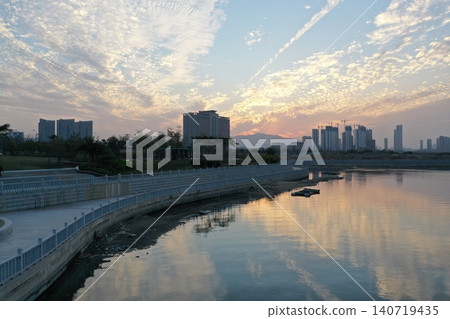 廈門寧靜的海灣和遠處天際線的極簡主義空拍照片。 140719435