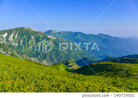 在一個晴朗的夏日,美麗的山脈景色展現在眼前,從北阿爾卑斯山脈白馬山脈的山脊線上可以看到雪倉山和旭山上殘留的積雪。 在一個晴朗的夏日,美麗的山脈景色展現在眼前,從北阿爾卑斯山脈白馬山脈的山脊線上可以看到雪倉山和旭山上殘留的積雪。 140719581