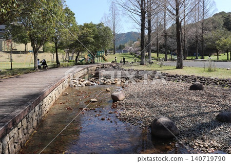 一個有池塘的公園 一個有池塘的公園 140719790