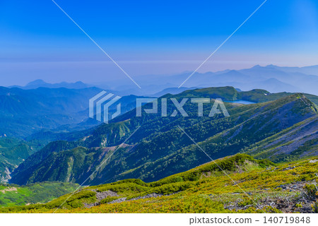 在晴朗的夏日，從北阿爾卑斯山脈和白馬山脈可以看到白馬禦池湖和遠處朦朧的妙高湖景色。 140719848