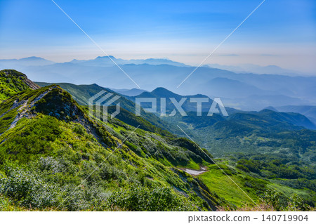 晴朗的夏日:從北阿爾卑斯山的白馬山脈可以看到妙高山和高妻山,遠處是朦朧的白根山山脈。 晴朗的夏日:從北阿爾卑斯山的白馬山脈可以看到妙高山和高妻山,遠處是朦朧的白根山山脈。 140719904