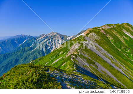 美麗的夏日，沿著宜人的遠足小徑前往甲斐蓮華山，左側可以看到石叉岳、槍岳和五龍岳的山景。 140719905