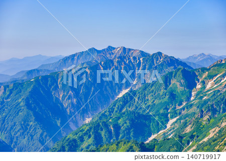 晴朗的夏日:北阿爾卑斯山脈和白馬山脈中焦鏡頭拍攝的鹿島岳、五龍岳和唐松岳的山坡景色。 晴朗的夏日:北阿爾卑斯山脈和白馬山脈中焦鏡頭拍攝的鹿島岳、五龍岳和唐松岳的山坡景色。 140719917