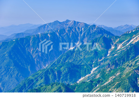 晴朗的夏日:北阿爾卑斯山脈和白馬山脈中焦鏡頭拍攝的鹿島岳、五龍岳和唐松岳的山坡景色。 晴朗的夏日:北阿爾卑斯山脈和白馬山脈中焦鏡頭拍攝的鹿島岳、五龍岳和唐松岳的山坡景色。 140719918
