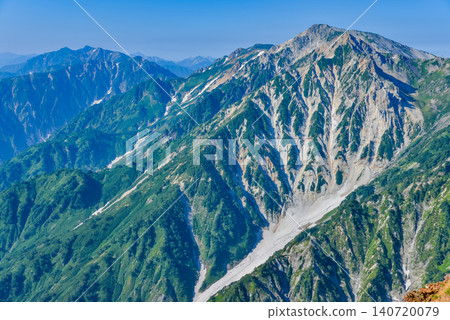 北阿爾卑斯山晴朗的夏日,白馬山翠綠的山巒和嶙峋的岩壁與殘雪形成鮮明對比,構成了一幅動感十足的山地景觀。 北阿爾卑斯山晴朗的夏日,白馬山翠綠的山巒和嶙峋的岩壁與殘雪形成鮮明對比,構成了一幅動感十足的山地景觀。 140720079