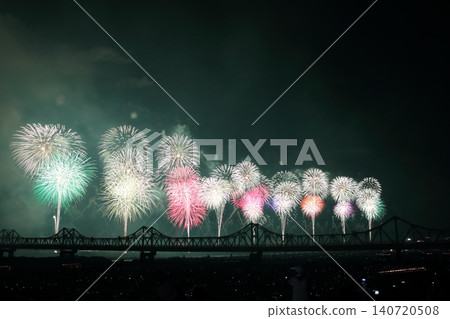 五彩繽紛的煙花 五彩繽紛的煙花 140720508