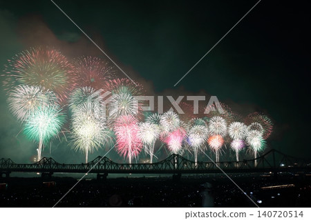 五彩繽紛的煙花 五彩繽紛的煙花 140720514