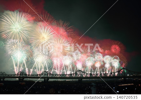 五彩繽紛的煙花 五彩繽紛的煙花 140720535