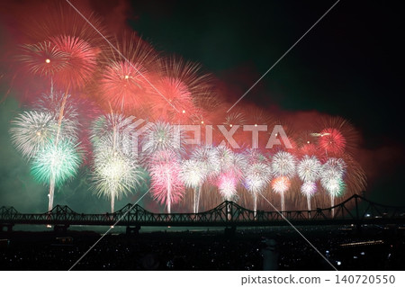 開花在夜空的煙花 140720550