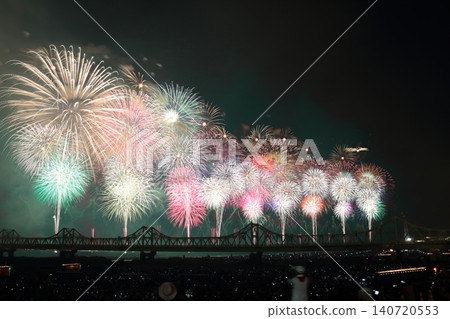 五彩繽紛的煙花 五彩繽紛的煙花 140720553