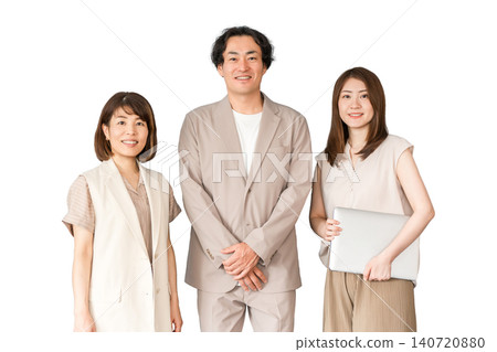 男性和女性商人在辦公室裡拿著筆記型電腦站著 男性和女性商人在辦公室裡拿著筆記型電腦站著 140720880