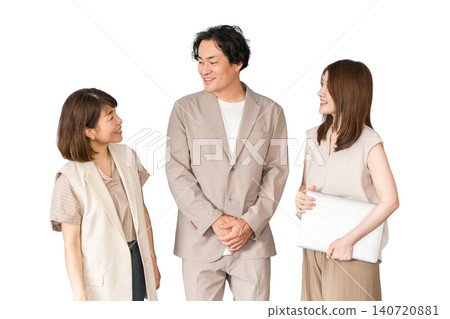 男性和女性商人在辦公室裡拿著筆記型電腦站著 男性和女性商人在辦公室裡拿著筆記型電腦站著 140720881
