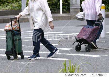 日本橫濱的一個人行道…幾位推著購物車的老婦人正在過馬路。右邊那位老婦人戴著口罩… 日本橫濱的一個人行道…幾位推著購物車的老婦人正在過馬路。右邊那位老婦人戴著口罩… 140720890