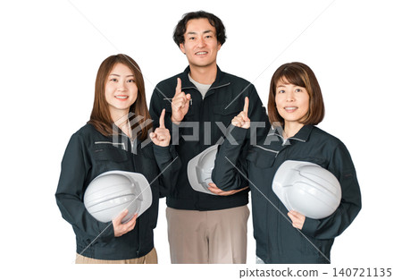 Employees and staff (businessmen and businesswomen) wearing work clothes working at small and medium-sized enterprises such as factories and construction companies. Employees and staff (businessmen and businesswomen) wearing work clothes working at small and medium-sized enterprises such as factories and construction companies. 140721135